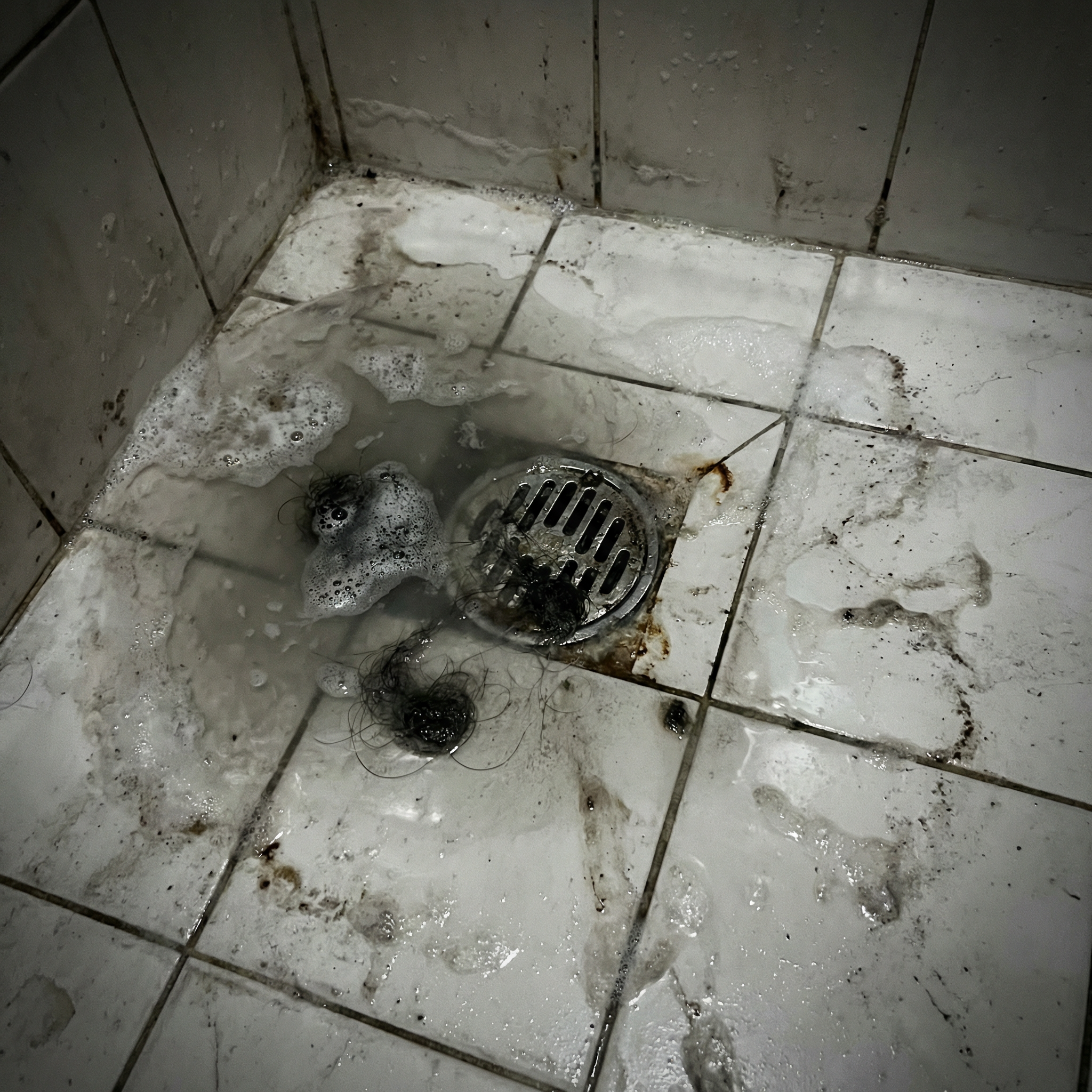 Ralo entupido com água acumulada